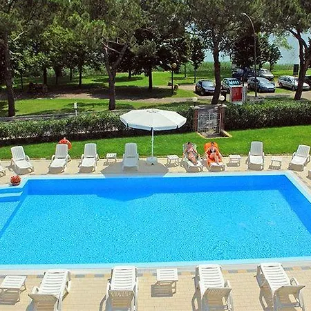 Hi - Lakeview Pool Hotel