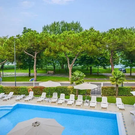 Hotel Hi - Lakeview Pool