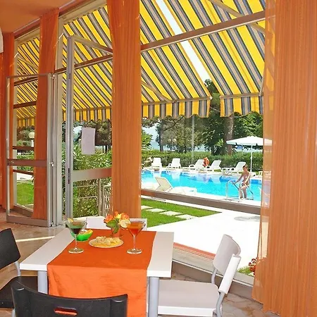 Hotel Hi - Lakeview Pool