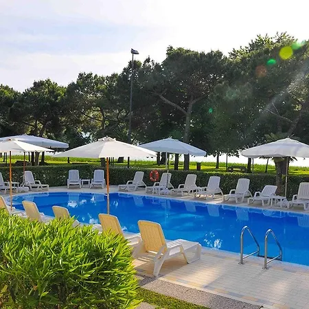 Hotel Hi - Lakeview Pool