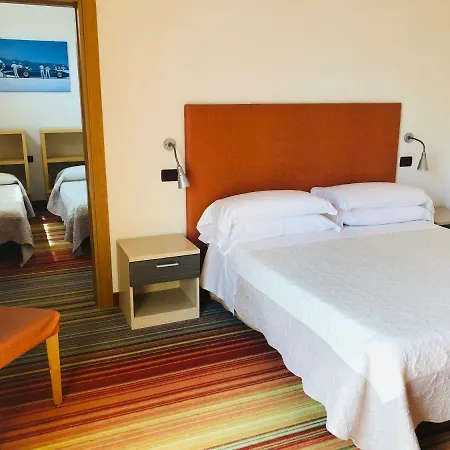 Hi - Lakeview Pool Hotel