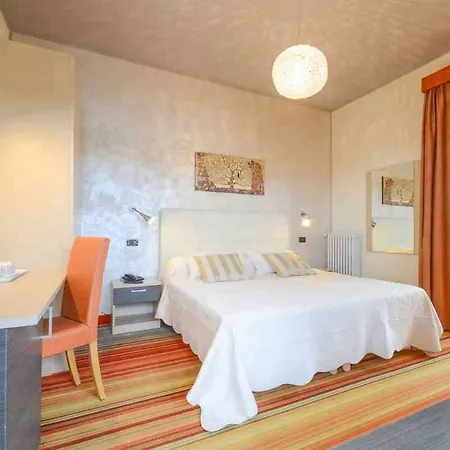 Hi - Lakeview Pool Hotel